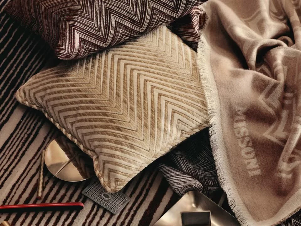 Текстиль Missoni Home с зигзагообразным рисунком в тёплых оттенках