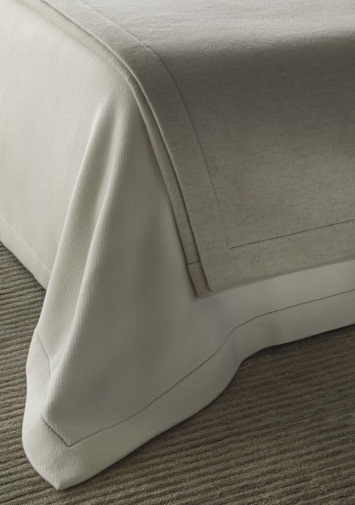 Пледы Gher в оттенках Light Kasha и Biancore. Loro Piana Interiors.