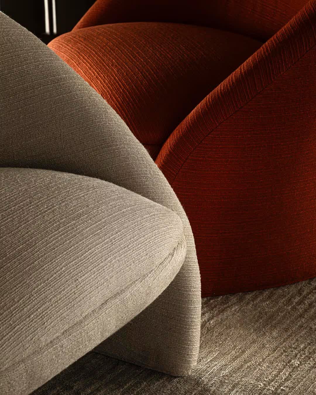 Poggio: рельеф льняной ткани на креслах The Palm. Официальная фотография Loro Piana Interiors.