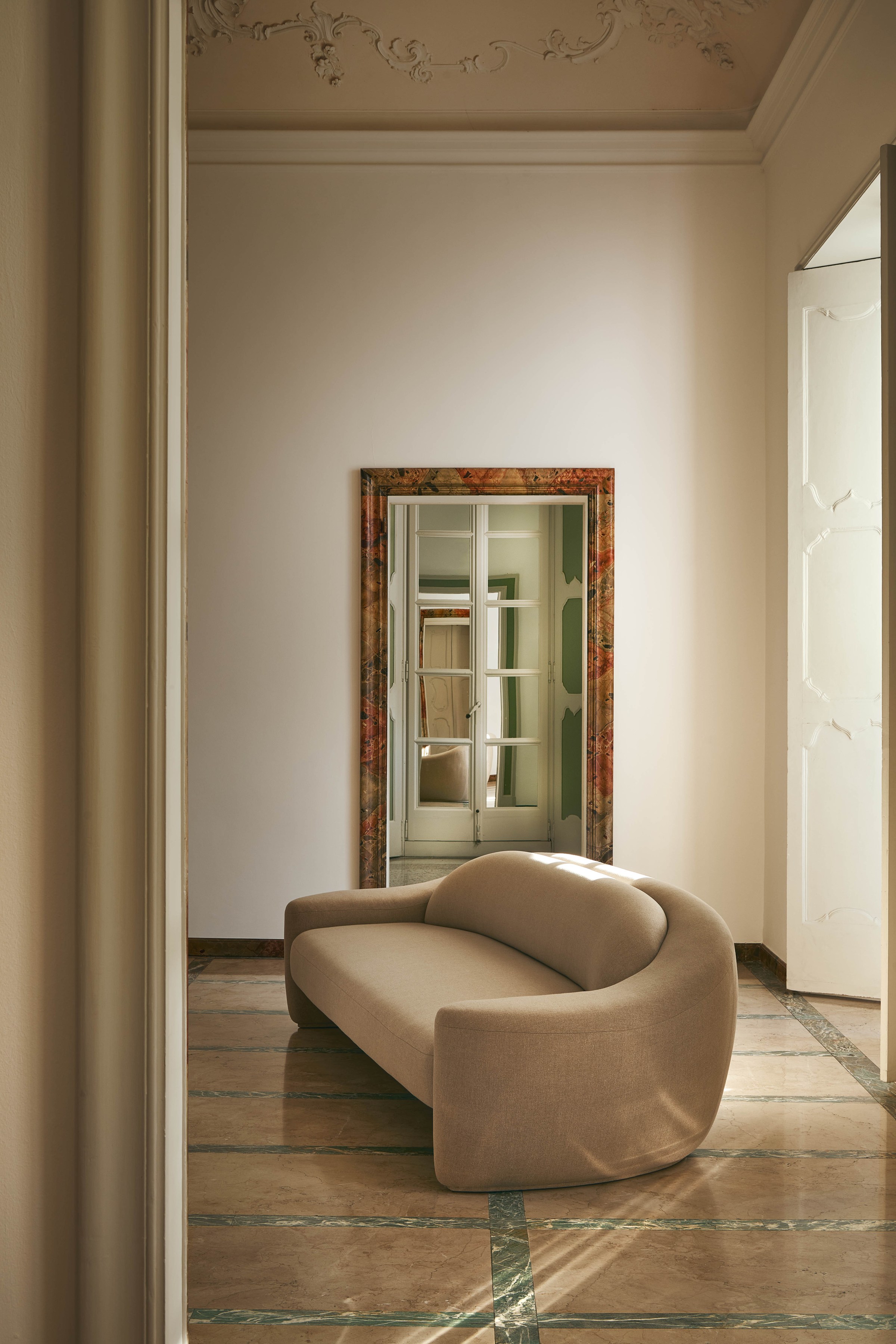 The Palm Sofa в ткани Wish Linen. A Villa in Light, 2026. Дизайн Raphael Navot.